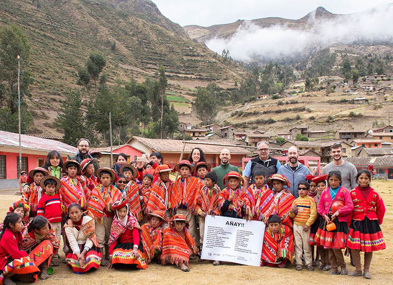 Foto-grupal-colegio-de-Huilloc.jpg Foto-grupal-colegio-de-Huilloc.jpg